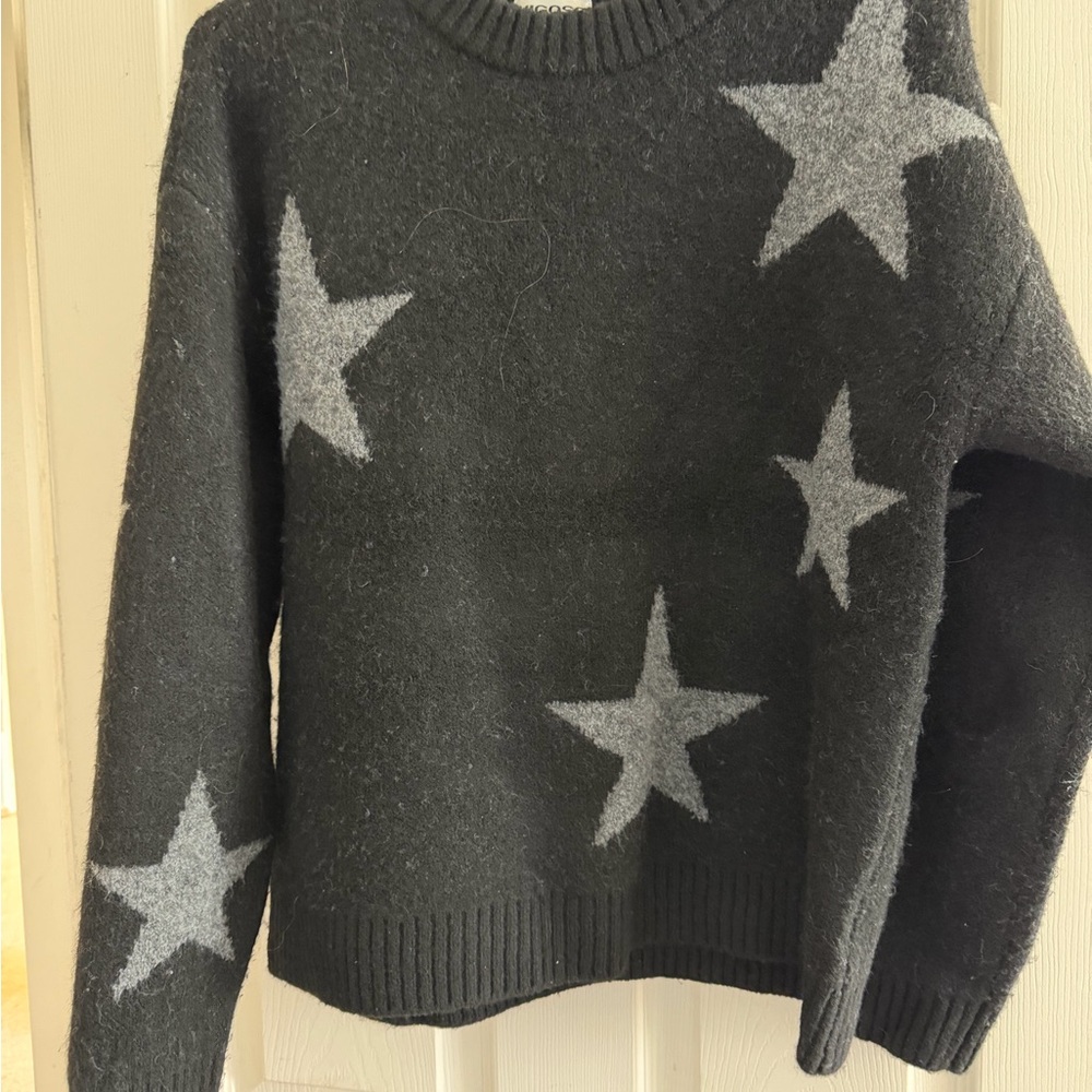 Vigoss Black Sweater with Gray Star Design